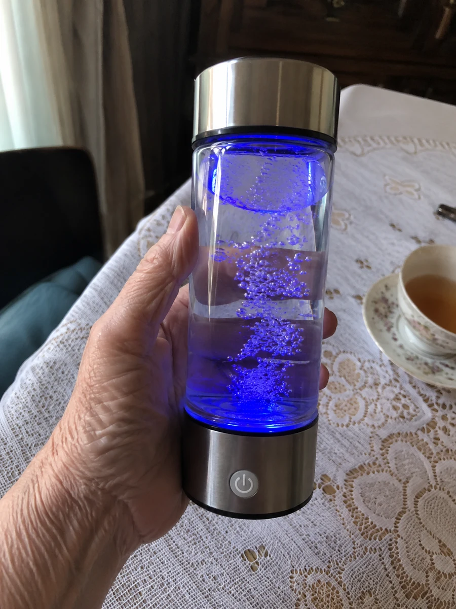 Бутилката Rila Hydrogen в ръка